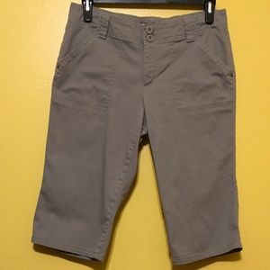 Relativity Gray Capri Pants